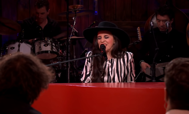 Amsterdamse Karsu brengt ode aan Bokkers-zanger in dialect